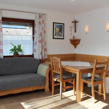 Apartment Ferienwohungen Familie Schröttle *